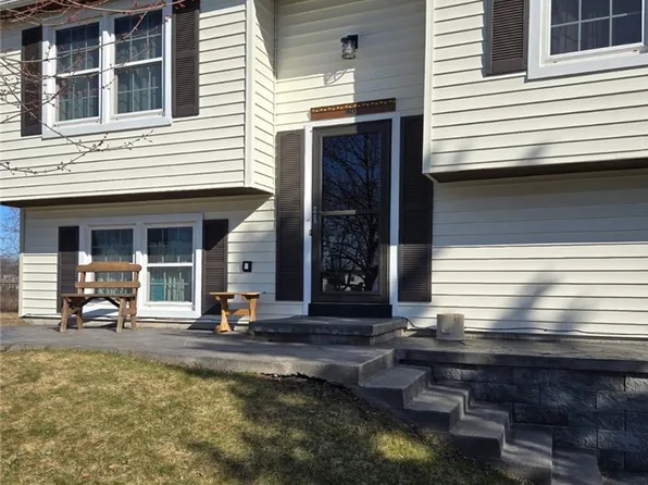 5765 Clover Meadow Ln, Farmington, NY 14425
