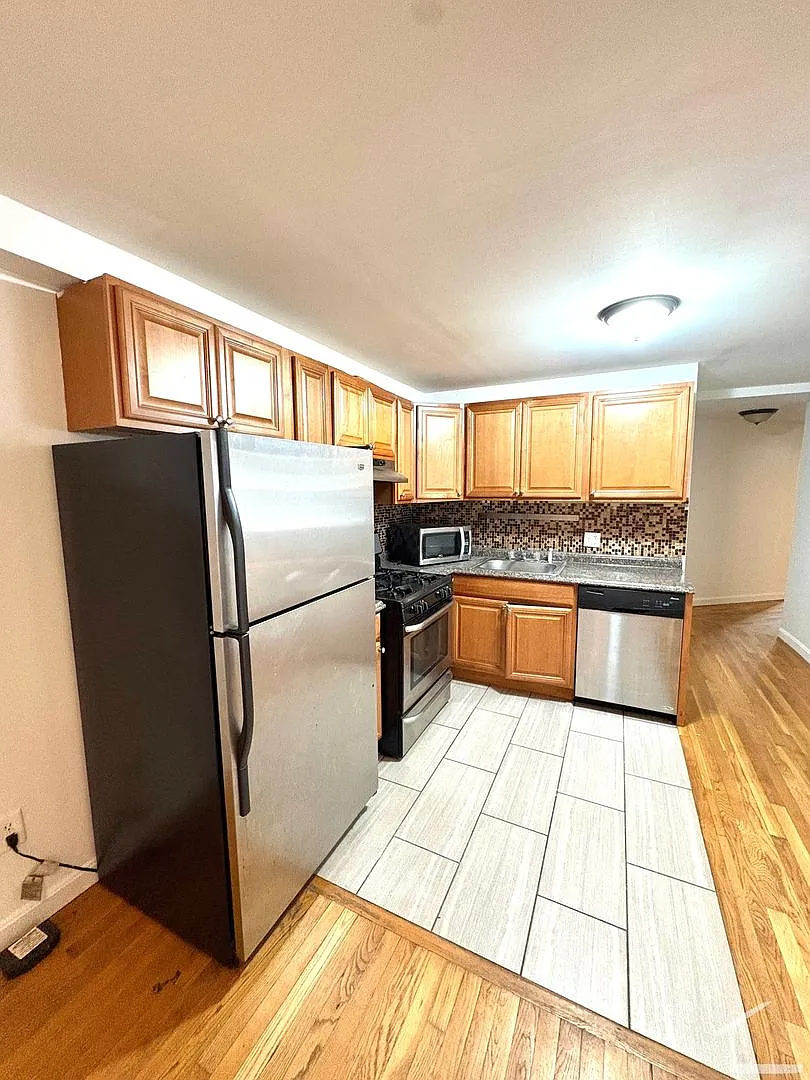 8/1 No Fee! Updated 2BR apartment on Comm Ave in Brighton! — Photo 2