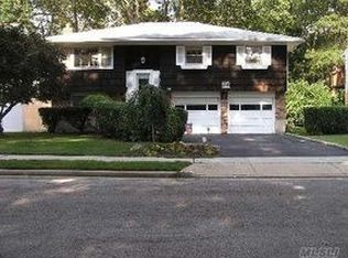 1035 Eglon Ct, North Merrick, NY 11566