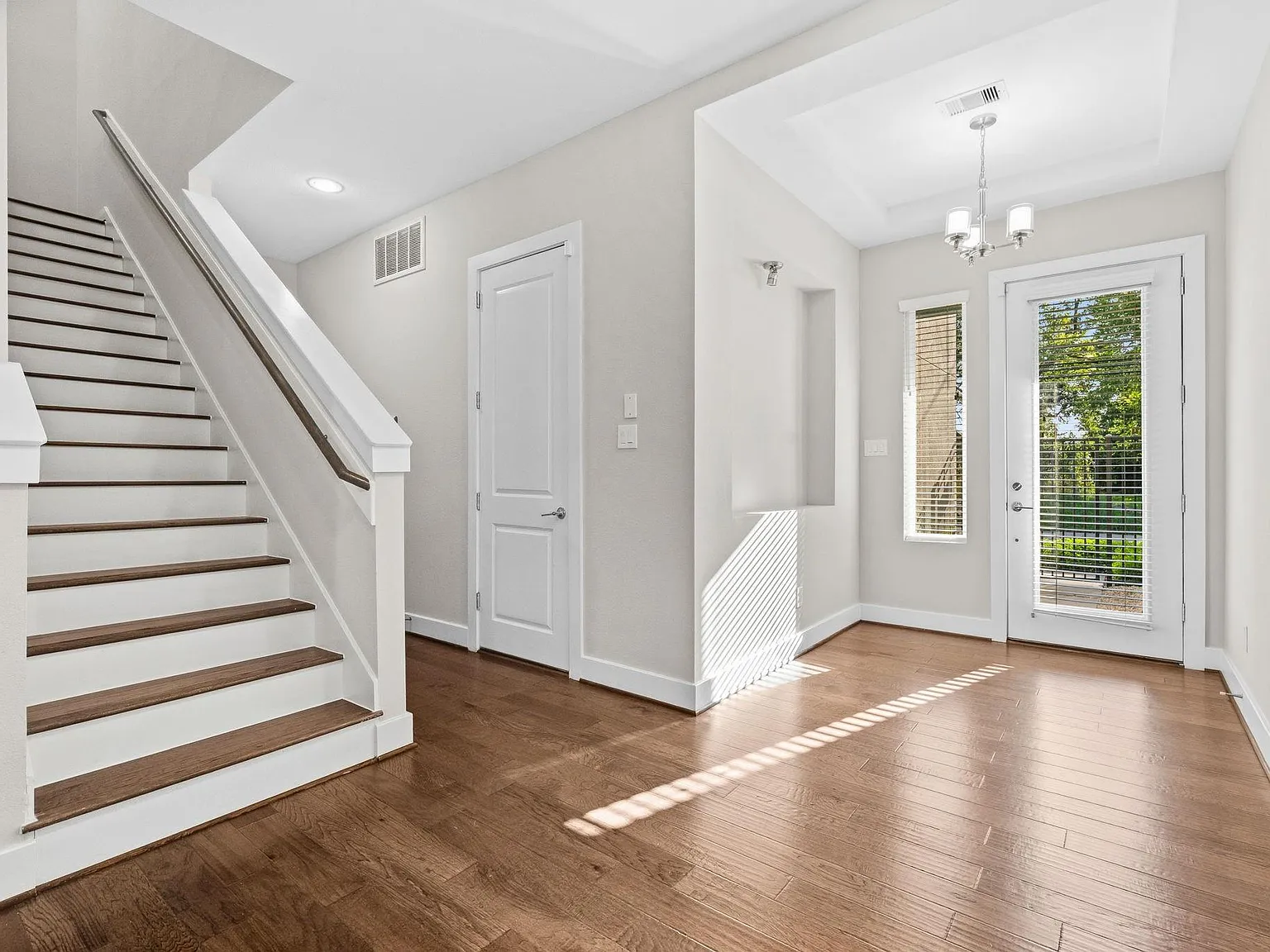 3 bed, 3.5 bath, 2017 sqft, $2,890 — Photo 3