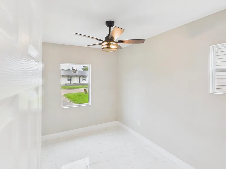 300 Linkwood St — Photo 7