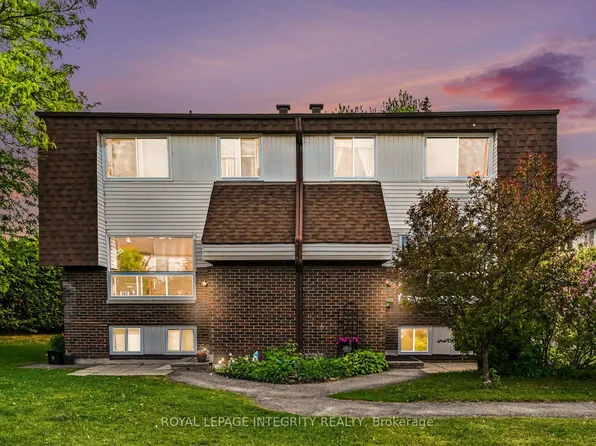 26 A Lovell Ln #A, Ottawa, ON K2H 9B6