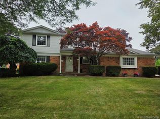 5379 Winchester Dr, Troy, MI