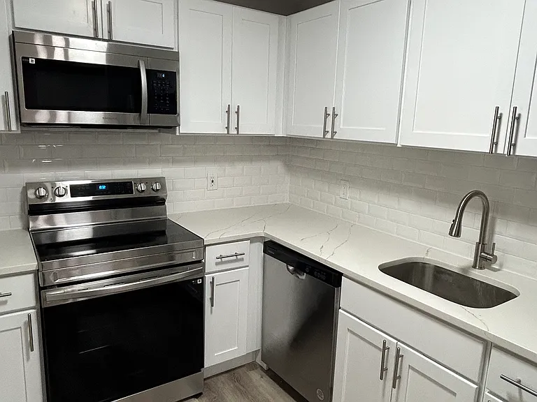 Austin Manor Apartments — Photo 17
