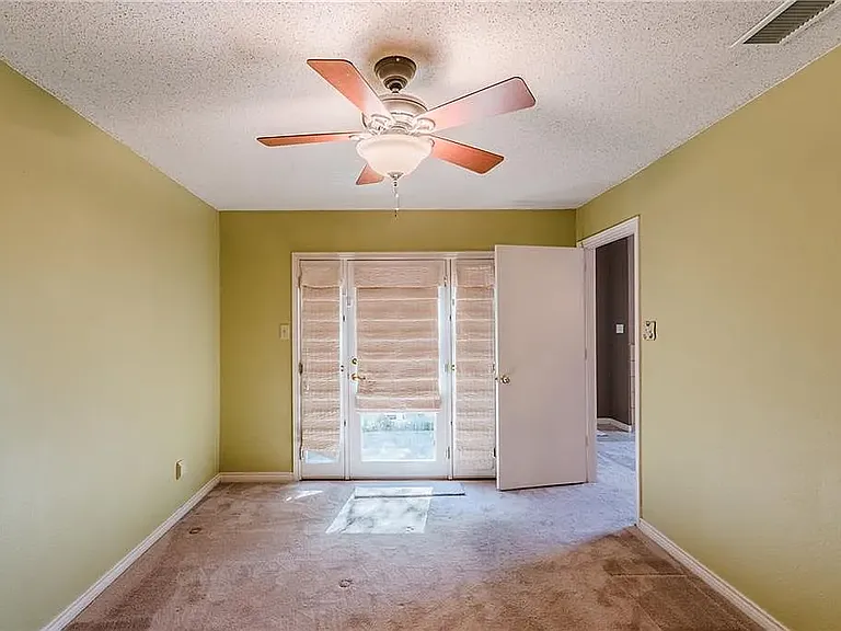 2407 Overland Ln — Photo 12