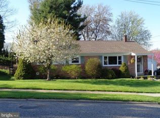 3 Dulles Dr E, Camp Hill, PA 17011