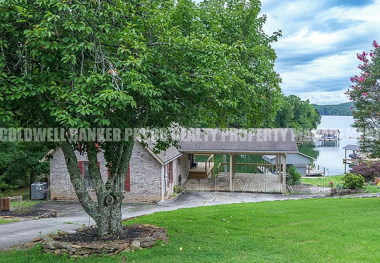 165 Lakeshore Ct — Photo 2