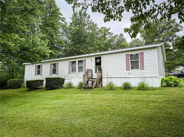 202 Carnation Ln, Slippery Rock, PA 16057