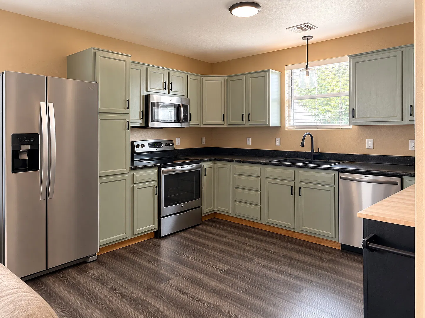 3 bed, 1296 sqft, $2,100 — Photo 2