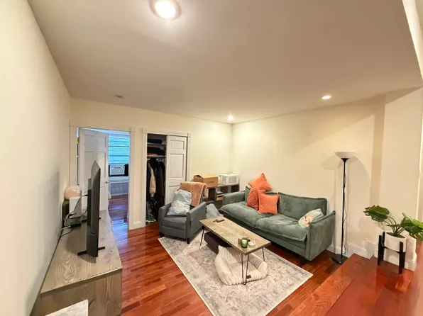 310 E 74th St #2W, New York, NY 10021