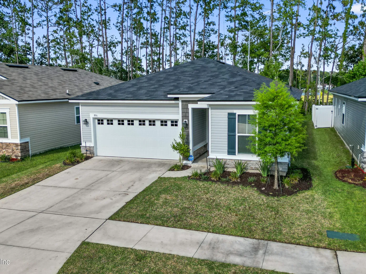 4 bed, 2.0 bath, 1811 sqft, $2,600 — Photo 3