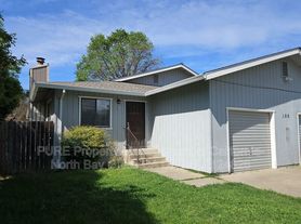 120 Oak Manor Dr, Ukiah, CA