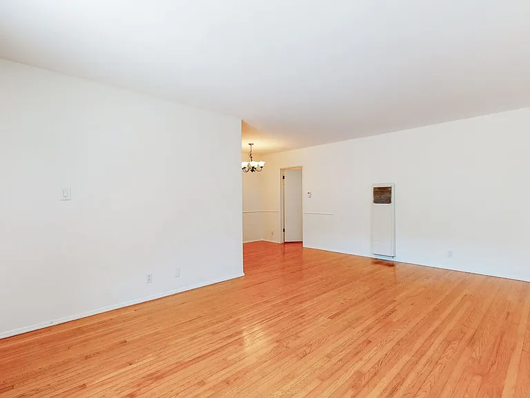 Westwood Hills Apartment — Photo 10