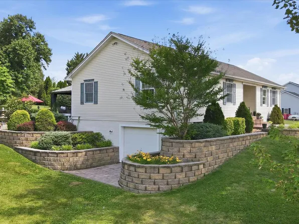97 Veronica Ct, Charles Town, WV 25414