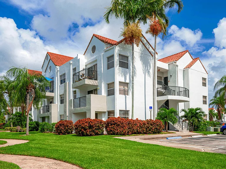 Sheridan Ocean Club Apartments — Photo 12