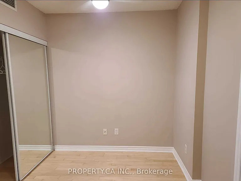 250 Wellington St W #1531 — Photo 3