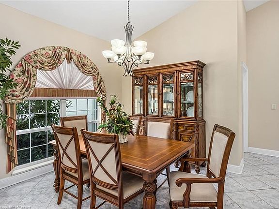 5th image of 47 Meadowlake Cir S