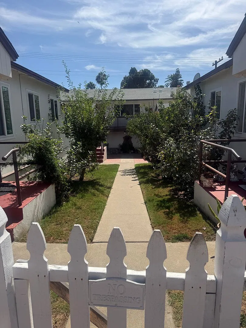 223-225 S Clementine — Photo 1