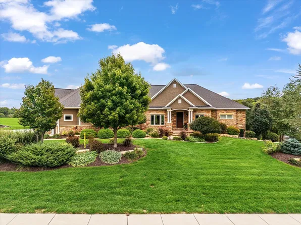 11 Pebble Creek Dr, Le Claire, IA 52753