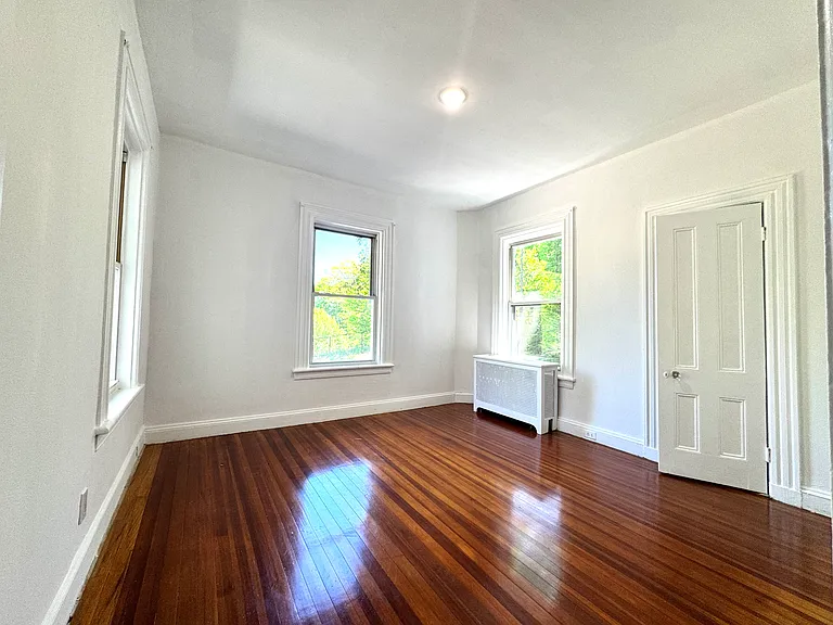 560 Taxter Rd — Photo 15