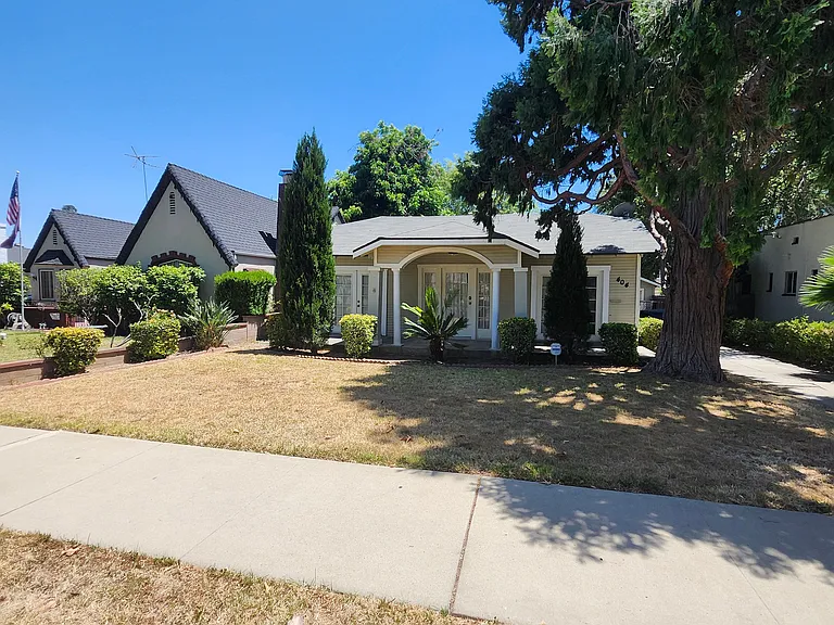 404 Plaza Serena — Photo 1