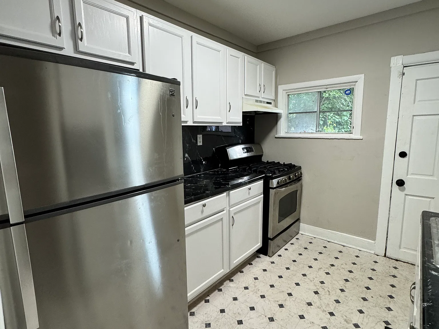 4 bed, 1000 sqft, $1,850 — Photo 4