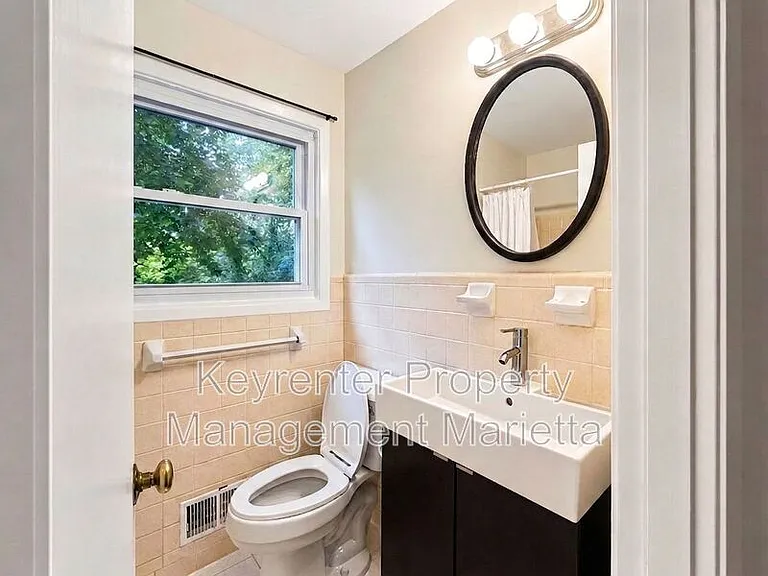 3720 Lake Dr SE — Photo 8