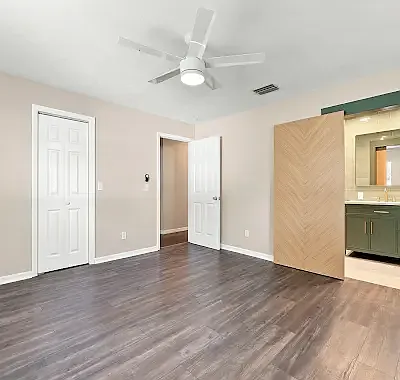 1201 E Chelsea St — Photo 15