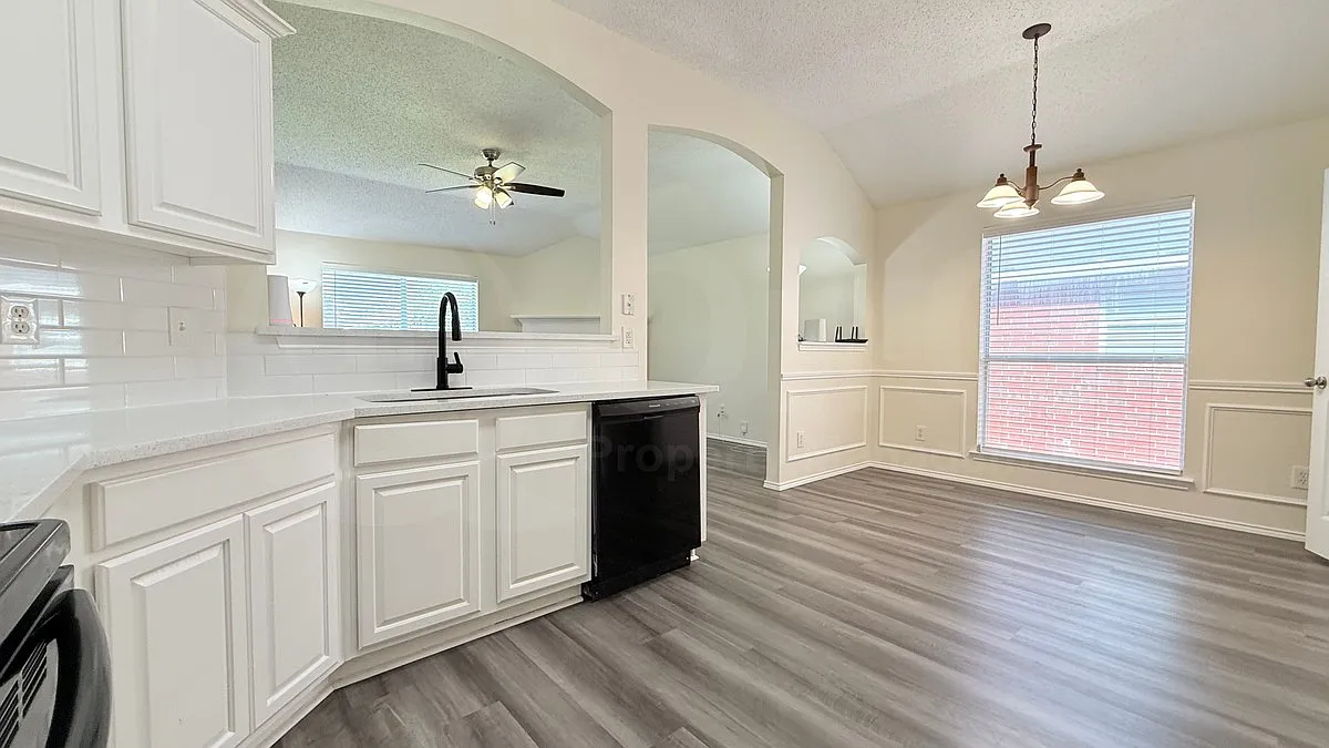 3 bed, 2.0 bath, 1365 sqft, $2,100 — Photo 4