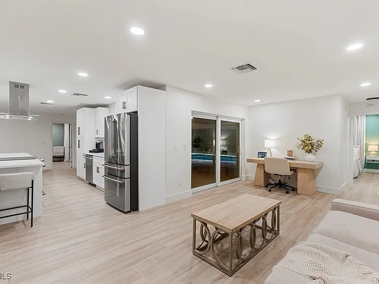 2412 La Salle Ave — Photo 44