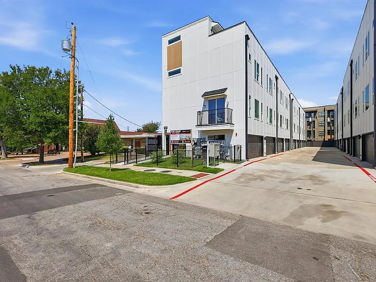 4315 San Jacinto St #302 — Photo 2