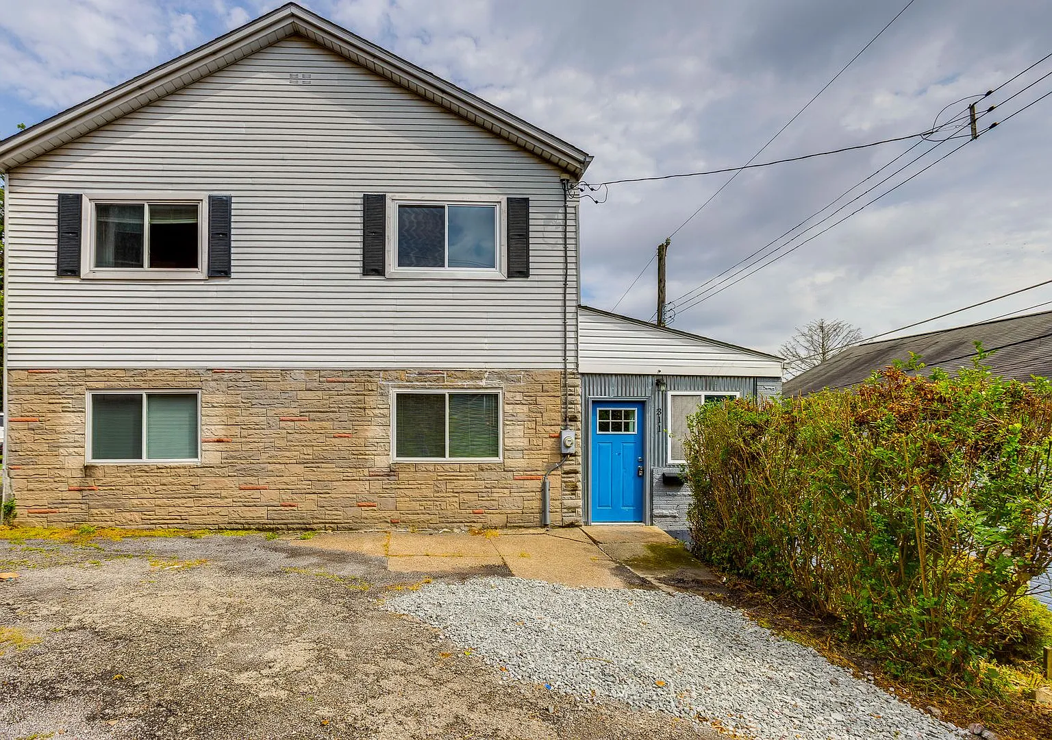 Available Now - 3 Bedroom Home W/ Garage! Ask How You Can Get Up To One Month Of Free Rent! — Photo 3