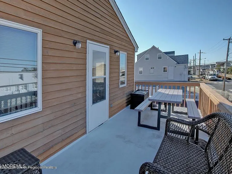 2210 Central Ave #UPSTAIRS — Photo 8