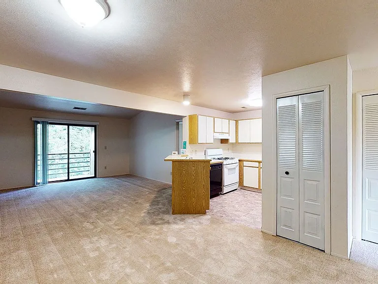 Emerald Park Apartments — Photo 31