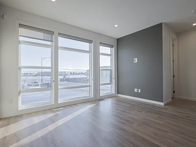 1704 Keene Cres SW — Photo 17