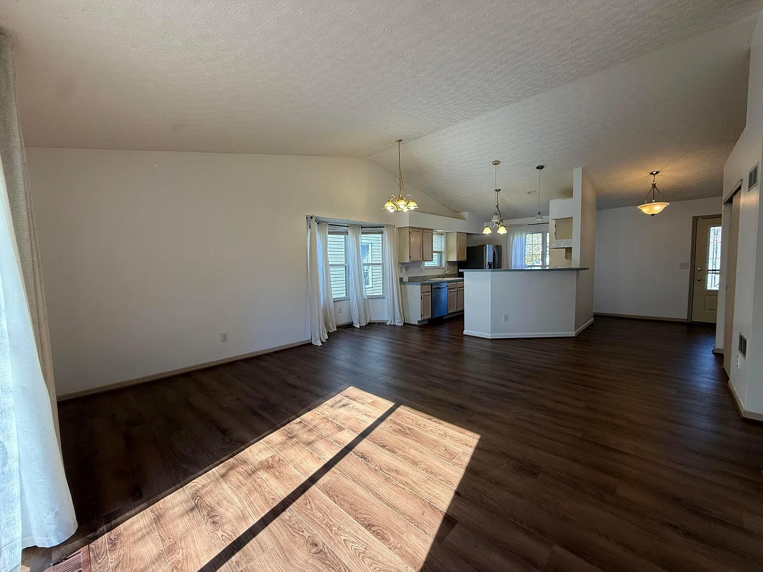 3 bed, 1212 sqft, $2,100 — Photo 2