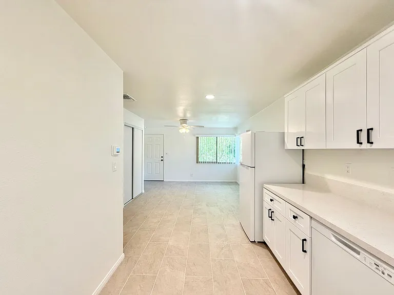 579 S Highland Dr #10 — Photo 9