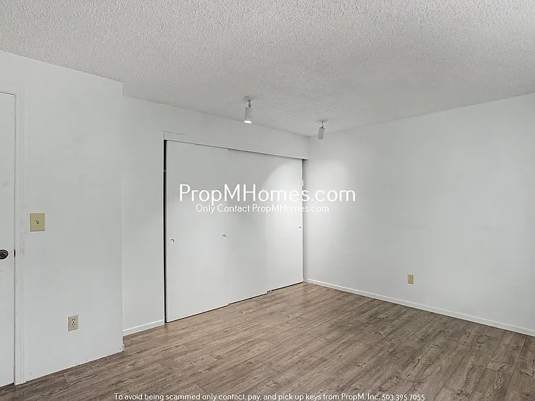 810 SW Spring Ln — Photo 11