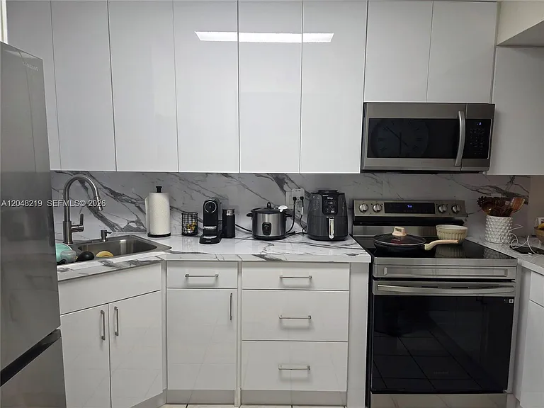 523 W 68th St #5 — Photo 8