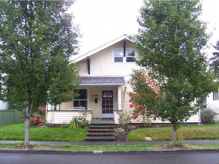 312 E St SE photo 1