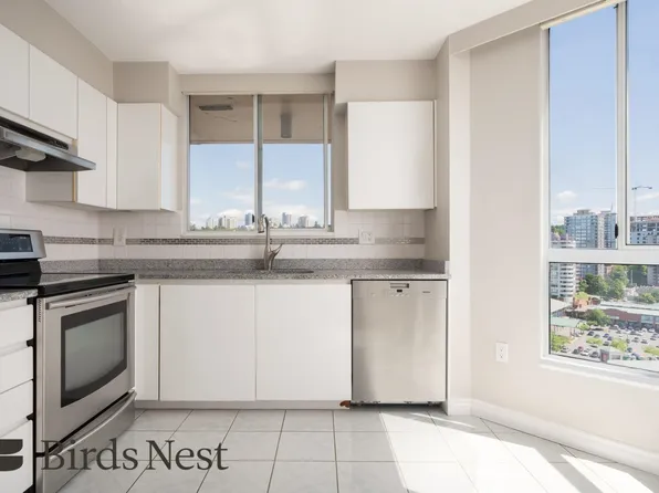 1235 Quayside Dr #1704, New Westminster, BC V3M 6J5