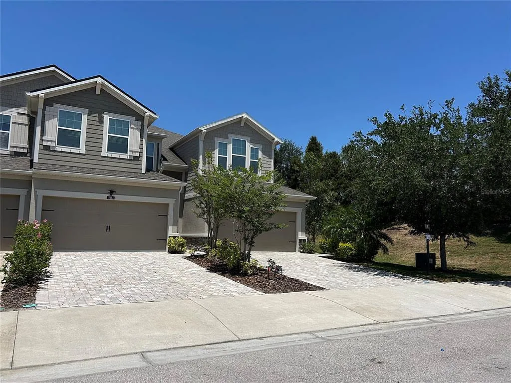 3 bed, 2.5 bath, 1661 sqft, $3,200 — Photo 2