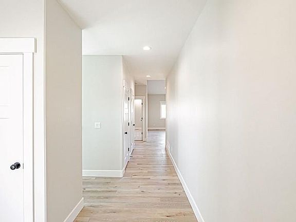 4th image of 572 Zions St
