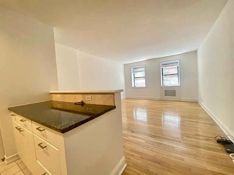 146 E 35th St #4Y — Photo 1