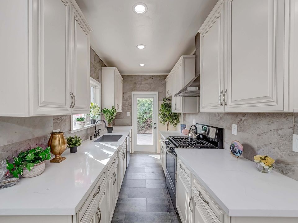 1st image of 135 W Valencia Ave