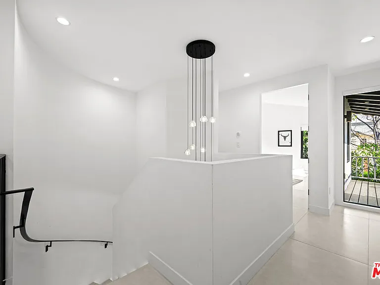 201 S Bedford Dr — Photo 16