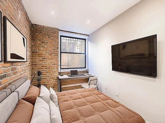 4th image of 312 W 21st St #1A