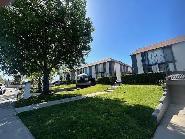 1635 E Cypress St #A — Photo 20