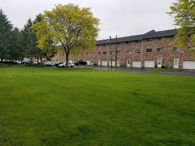 Halsted Park Apartments and Townhomes — Photo 40