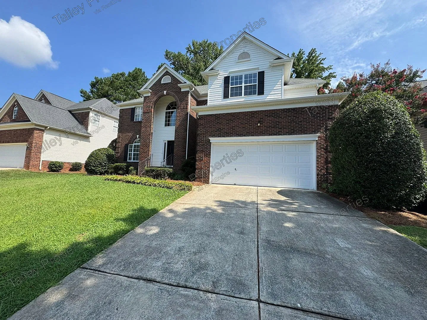 4 bed, 2.5 bath, 2400 sqft, $2,899 — Photo 2